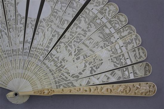 A Chinese export ivory brise fan, late 19th century, 19cm.